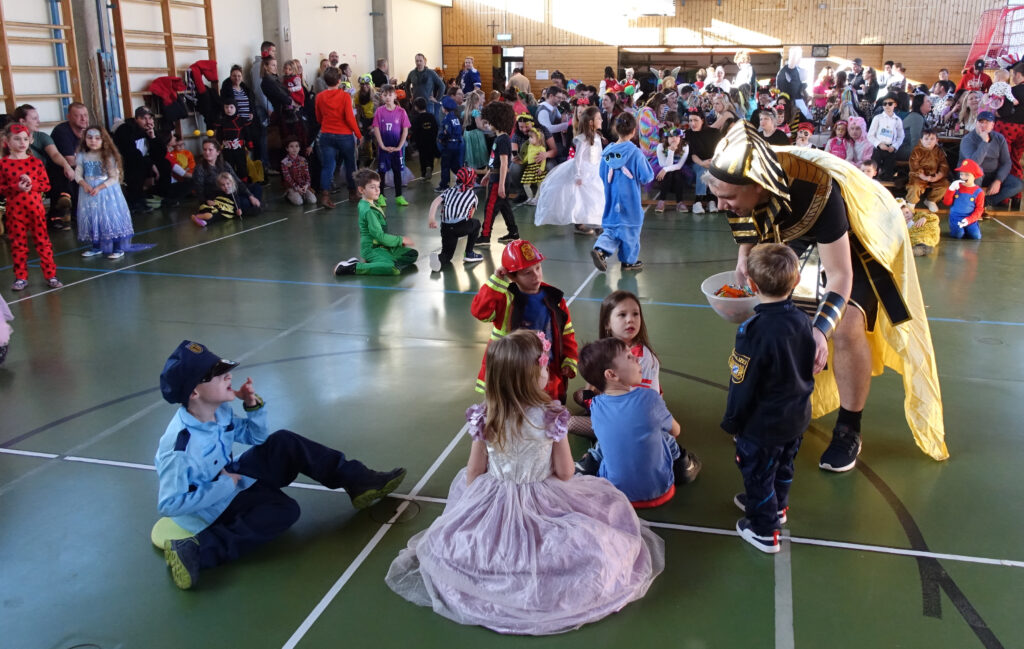 Kunterbuntes Spektakel beim Kinderfasching